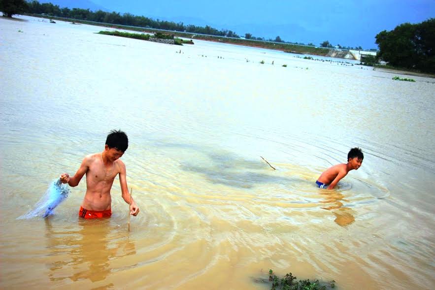Bình[-]Định[-]vẫn[-]tiếp[-]tục[-]ngập[-]lụt[-]sâu[-]